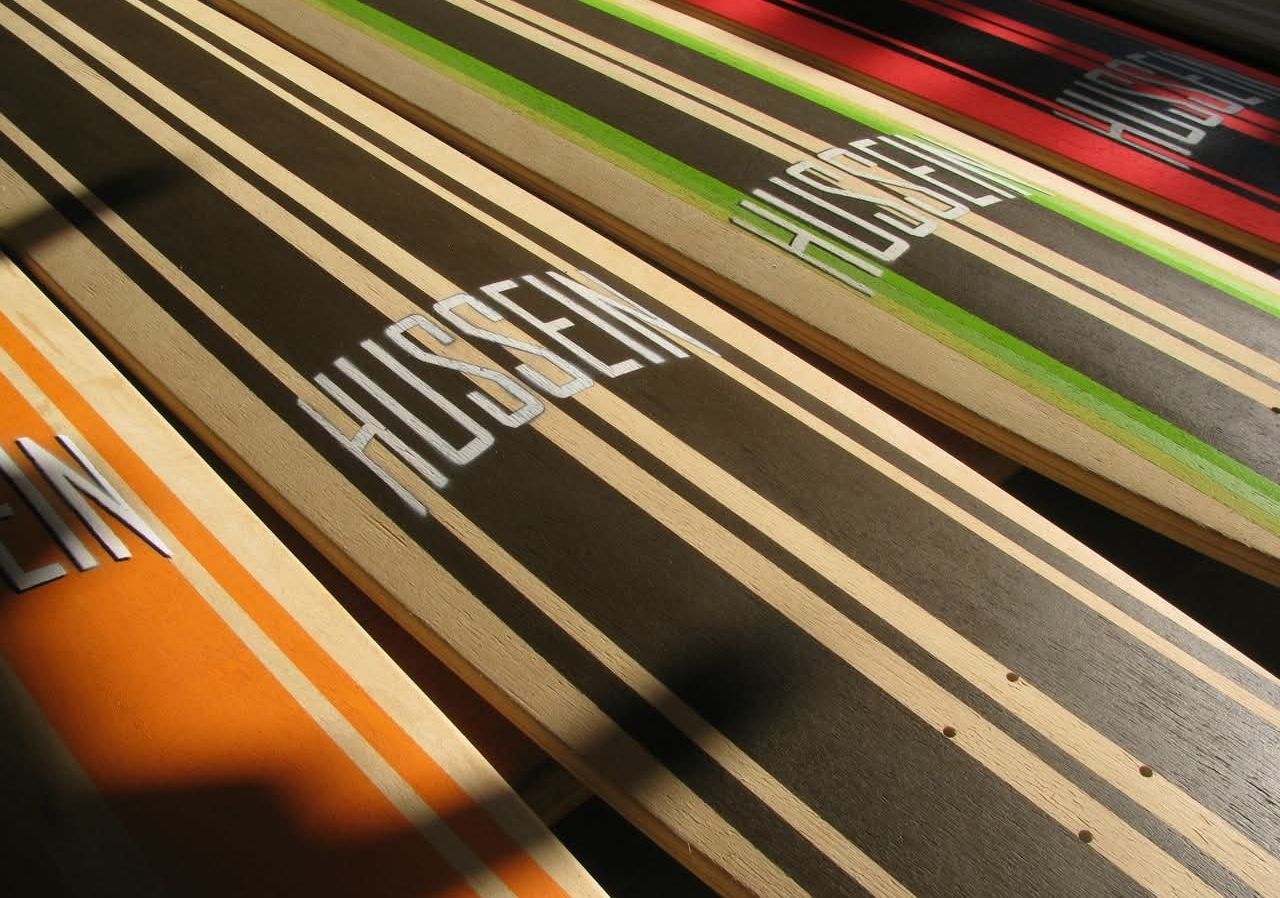 Close-up de decks empilhados — logo Hussein