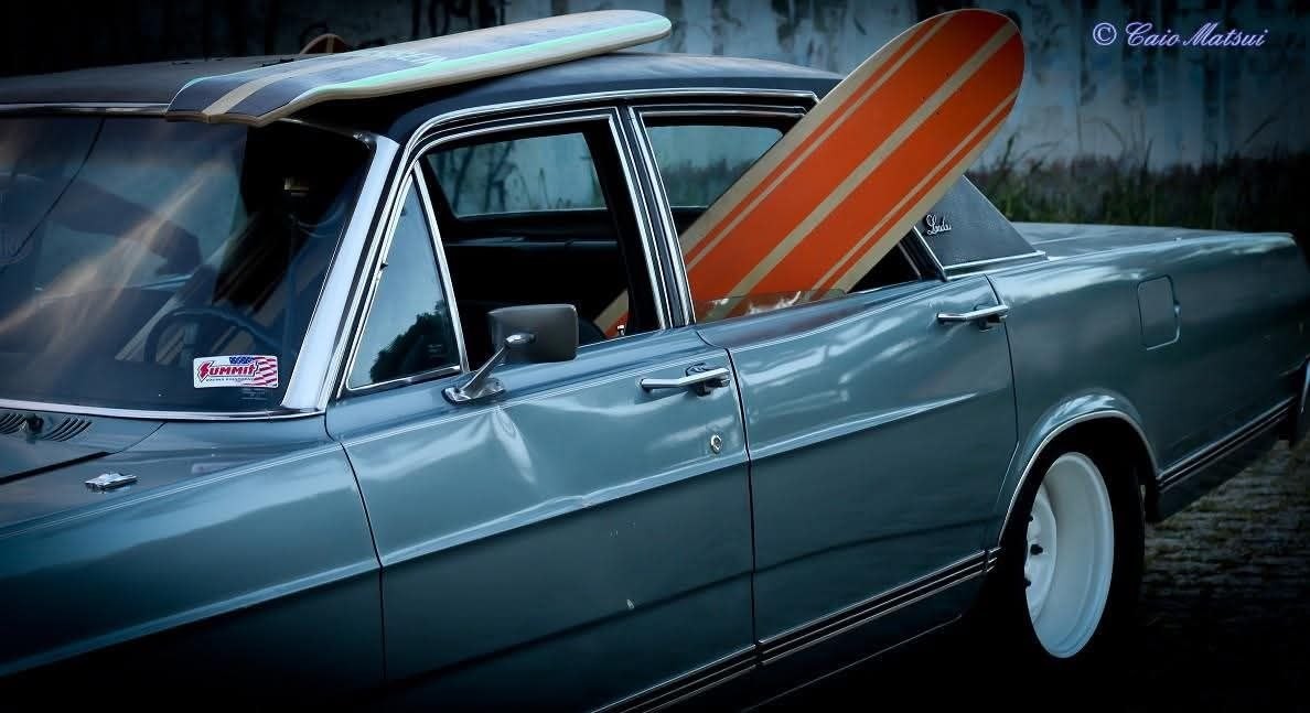 Longboards apoiados em carro clássico